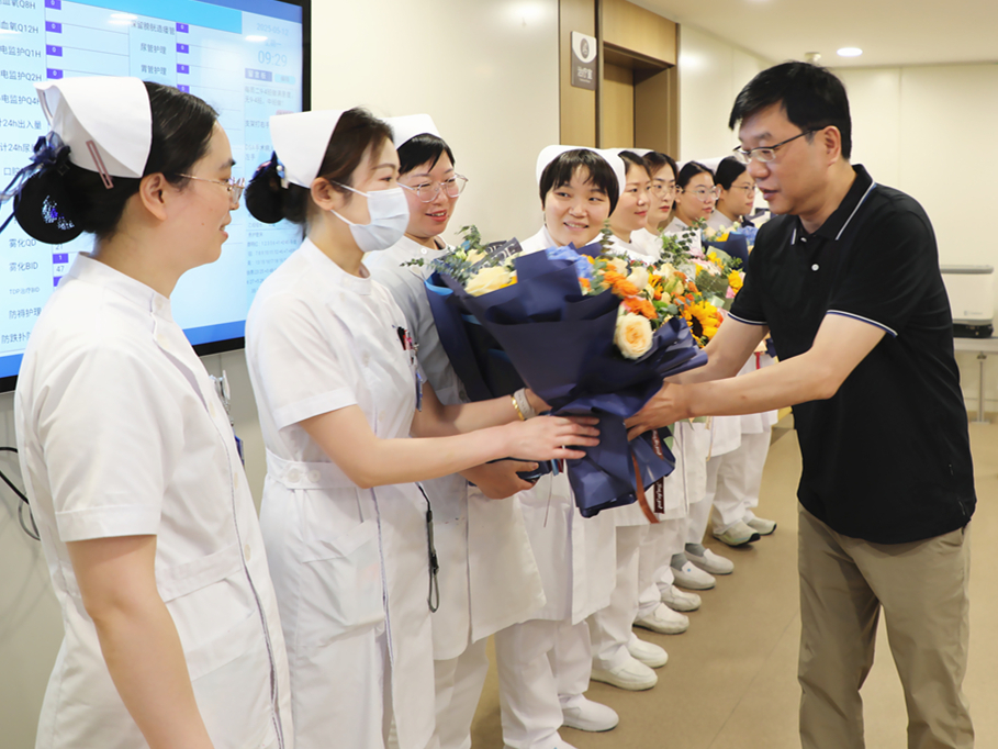 区卫健委领导护士节慰问“白衣天使”